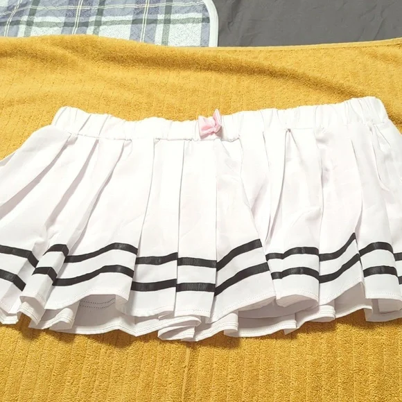 Mini skirts - Picture 3 of 4